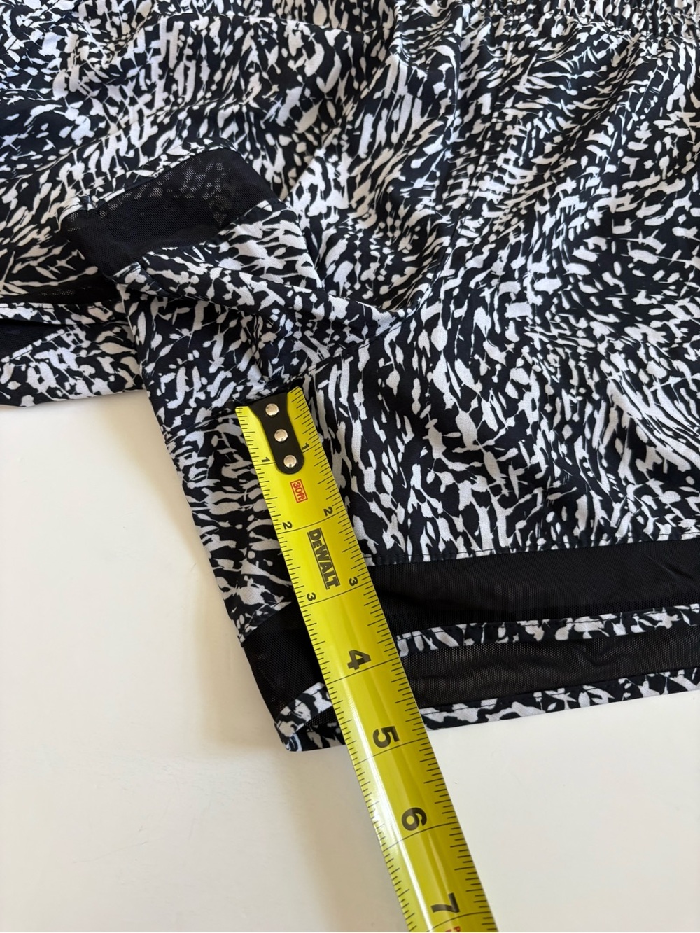 Athleta Printed Mesh Racer Run Shorts Black White Size XL 4” - Picture 10 of 11